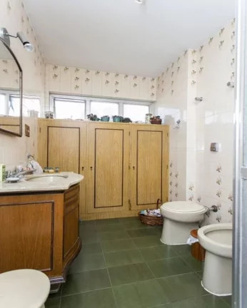 Imagem Apartamento amplo, living para 2 ambientes com piso de tacos, 03 dormitórios com piso de tacos e ar...