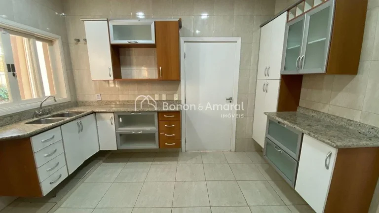 Imagem Imóvel amplo e elegante, com quatro quartos, sendo três deles suítes, além de quatro banheiros n...