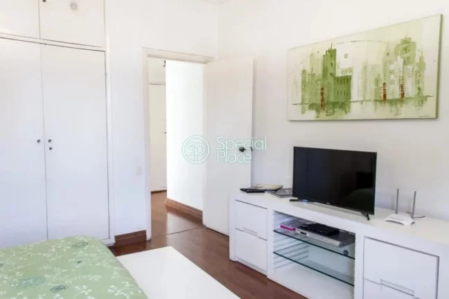 Imagem Apartamento super espaçoso, com 270m2, 4 dormitórios ( 1 suíte ) e 2 vagas na garagem. Amplo livi...