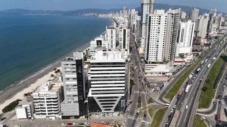 Imagem Sala comercial frente mar e mobiliada com 38,50m² e 1 vaga em Meia Praia -Itapema/SC