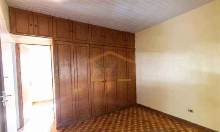 Imagem Sobrado espaçosa com 298m², 3 dormitórios, 2 banheiros e 3 vagas de garagem. Quintal na frente e ...