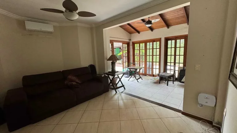 Imagem Casa com 2 lotes, 4 suítes e 2 vagas de garagem em condomínio Ariribá – Balneário Camboriú / SC