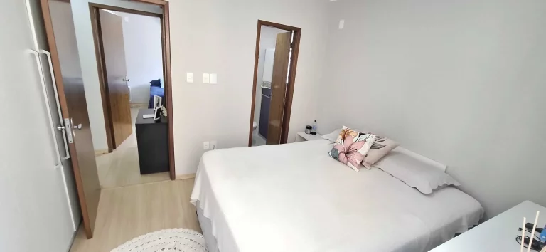 Imagem Apartamento mobiliado com 3 dormitórios sendo 1 suíte e 1 vaga de garagem em Florianópolis