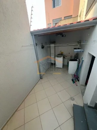 Imagem Sobrado com corredor lateral, 3 dormitÃ³rios, sendo 1 suÃ­te, pisos em madeira, sacada, rico em armÃ...