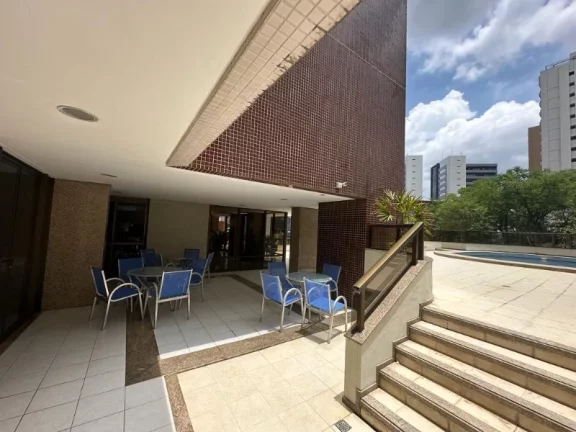 Imagem A 5ª Avenida Imóveis selecionou esse charmoso apartamento de 2/4 + dependências, atualmente revertido gabinete, podendo ser 3 Suites totais, 02 vagas