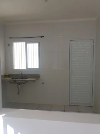 Imagem Casa com 02 dormitórios, sala, cozinha americana, banheiro social com box blindex, lavanderia, quin...