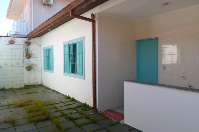 Imagem Casa com edícula a 200m da praia à venda em Peruíbe.