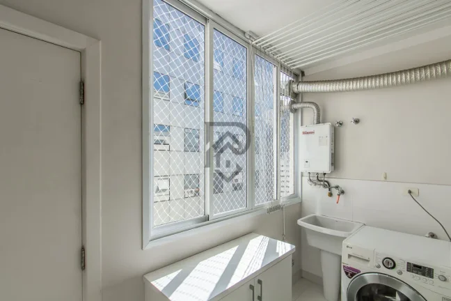 Imagem Apartamento reformado andar alto proximo metrô
