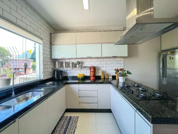 Imagem Charmosa residência no Jardim Paraíso, com 3 suítes, garagem para 5 carros, churrasqueira, cozinha planejada.