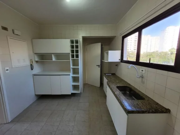 Imagem PITANGUEIRAS – DUAS QUADRAS DA PRAIA, EXCELETE APTO, ANDAR BAIXO, CLARO E SUPER AREJADO, RICO EM ARMÁRIOS, GARAGEM DEMARCADA NO PRÉDIO, COND. BAIXO