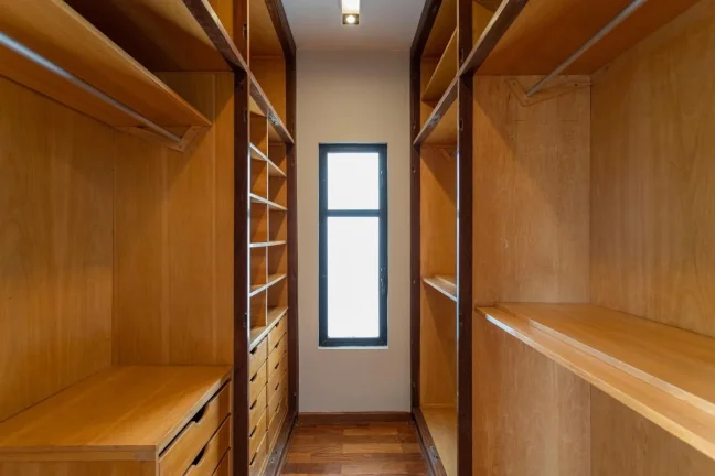 Imagem Apartamento Reformado 269M², 3Q, 3 Suítes, 2 Salas, 3 Banheiros, 4 Vagas, Varanda, Closet, Academia, Piscina, Salão de Festas, Brinquedoteca.