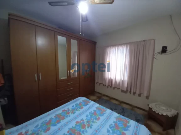 Imagem Casa Térrea com 178 m² de A.C. com 02 dormitórios, sala ampla, cozinha e 2 vagas de Garagens. Nos fundos 01 apartamento, e uma suíte na parte de cima