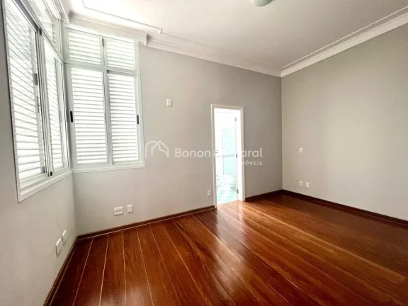 Imagem Linda casa de alto padrão, recém reformada! A residência possui living para vários ambientes, sa...