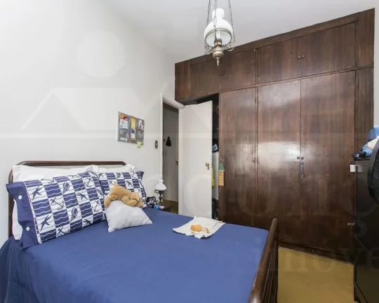 Imagem Apartamento amplo, living para 2 ambientes com piso de tacos, 03 dormitórios com piso de tacos e ar...
