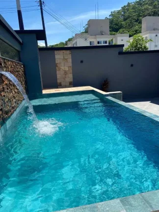 Imagem Casa nova de alto padrão com 4 suítes e 3 vagas de garagem em Itajaí/SC