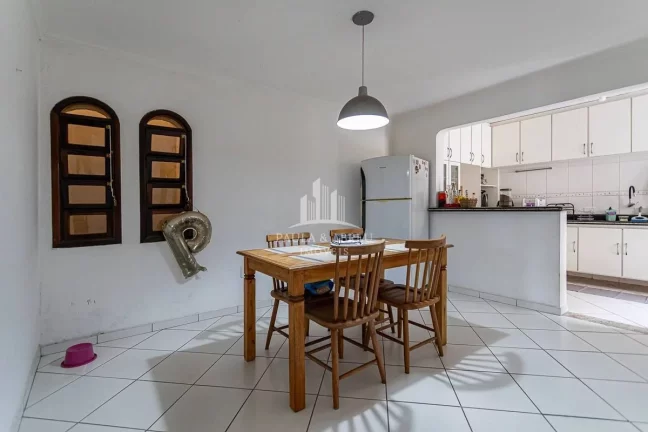 Imagem Excelente Assobradado de Esquina, 292m², 4 Quartos, 2 Suítes, 1 Vaga, Churrasqueira, Financia, está dividida em 2 casas, no Centro de Ribeirão Pires-SP