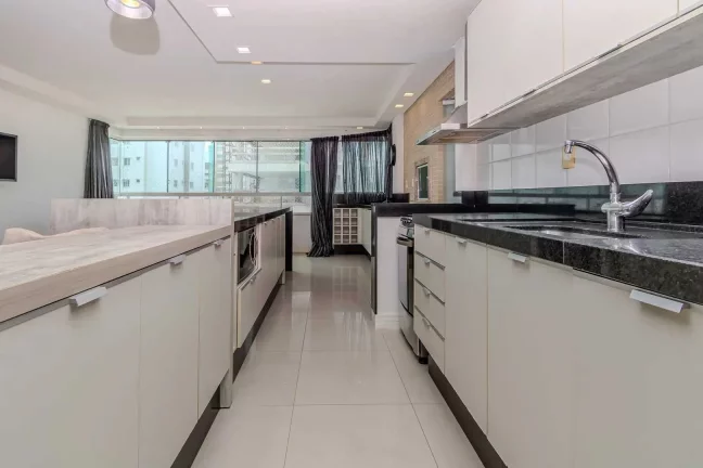 Imagem Apartamento mobiliado de 3 suítes sendo 2 demi e 2 vagas de garagem no Centro de Balneário Camboriú