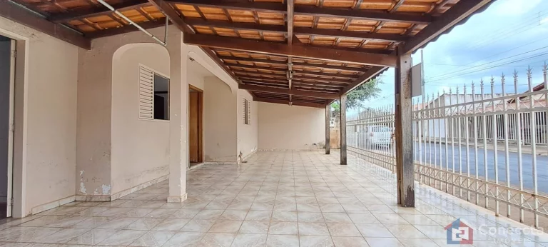 Imagem Casa de Esquina à Venda no Alvorada – Patos de Minas | 3 Quartos e Área para Veículos