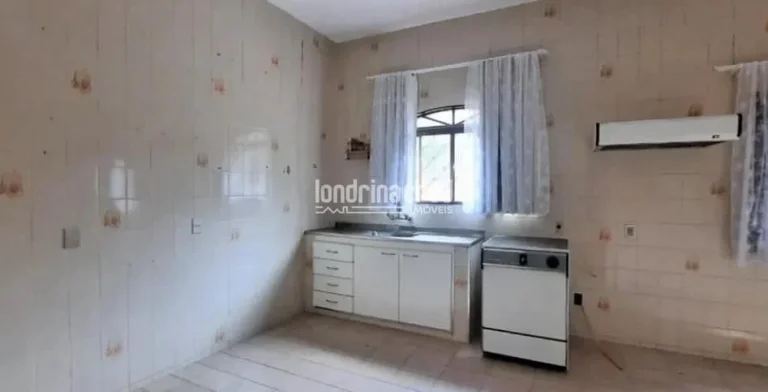 Imagem Casa no Centro de Londrina com amplo terreno de 562m², galpão nos fundos, quintal coberto e árvores frutíferas: fruta do conde, graviola e jabuticabeira.