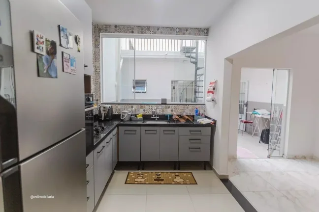 Imagem Com aproximadamente 180 m² de área construída, o imóvel conta com 4 quartos, sendo 1 suíte, ofe...