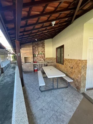 Imagem Casa em condomínio de 3 qtos, 1 suíte, varanda e churrasqueira, em condomínio fechado com piscina a venda ou aluguel em Rio das Ostras