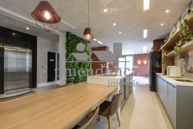 Imagem Apartamento na região de Pinheiros com 1 dormitório e 1 vaga, 30m²