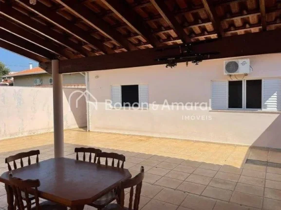 Imagem .Casa conta com sala de estar; sala de jantar com cozinha integrada; despensa; área de serviço; um...