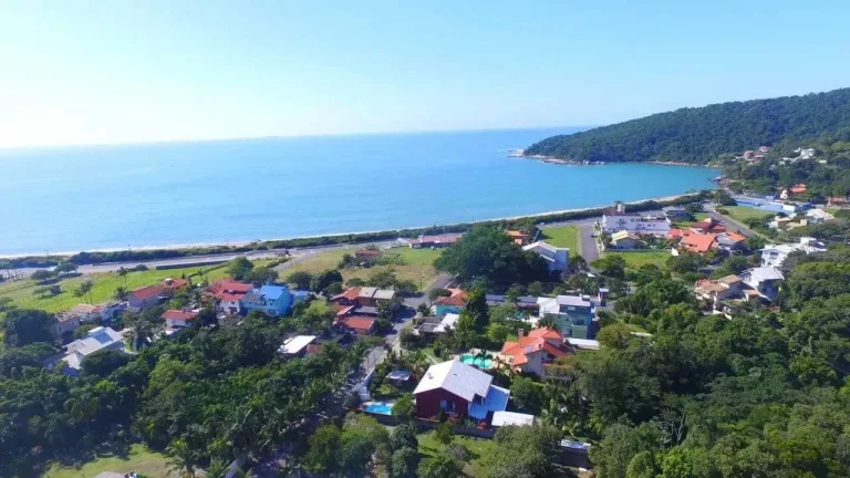 Imagem Casa 5 suítes e 3 vagas de garagem a 150m da beira-mar da Praia de Taquaras em Balneário Camboriú/SC