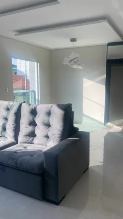 Imagem SOBRADO COM TRÊS DORMITÓRIOS, QUATRO VAGAS DE GARAGEM E LAVANDERIA COBERTA.