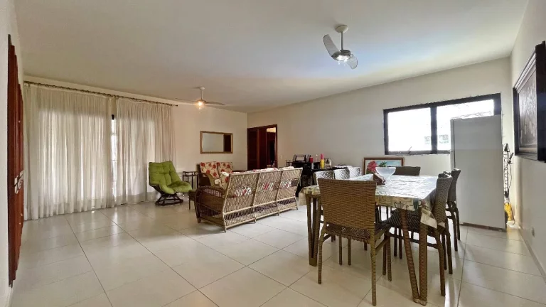 Imagem *Viva o Paraíso na Riviera: Apartamento Espaçoso com Vista para o Mar!*