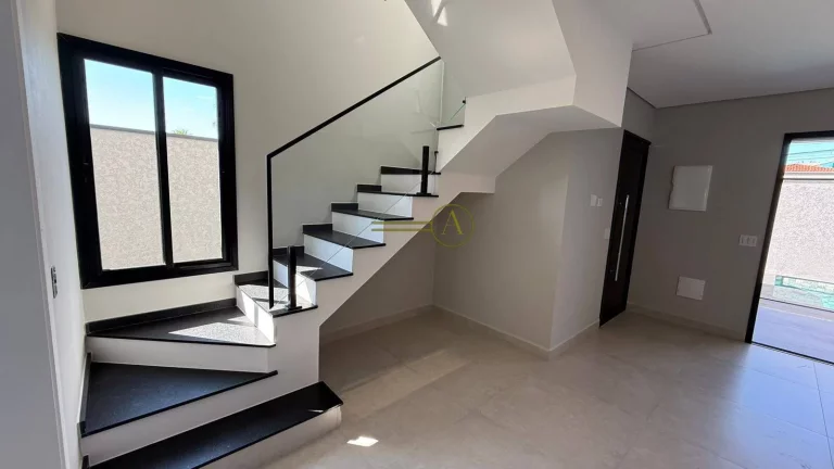 Imagem Lindo sobrado à venda novíssima com planejado de esquina apenas 600m praia