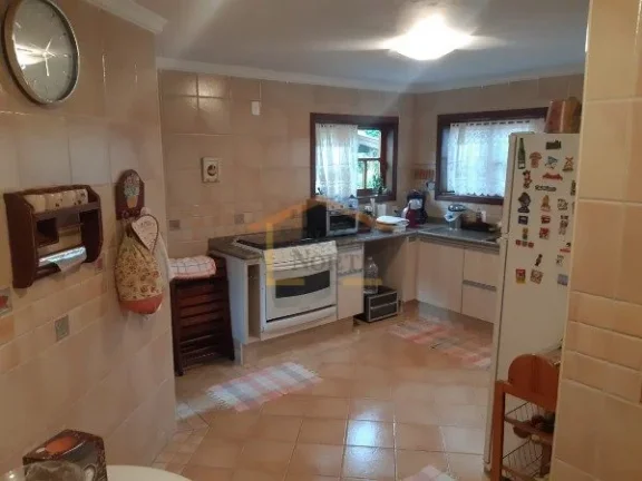 Imagem Casa em condomínio fechado, Imóvel térreo com desnível entre a área social e a área íntima, e...