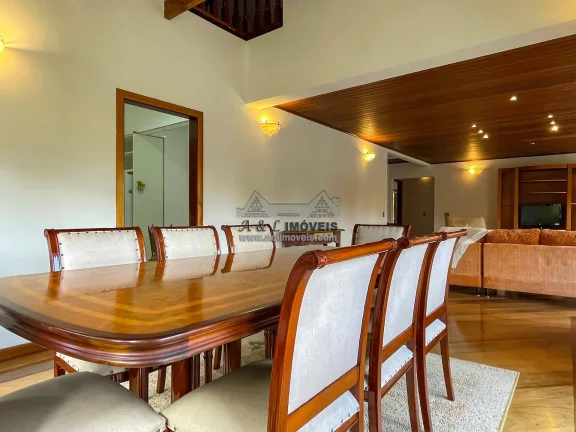 Imagem Casa à venda em Campos do Jordão, estilo clássico e conforto incomparável!