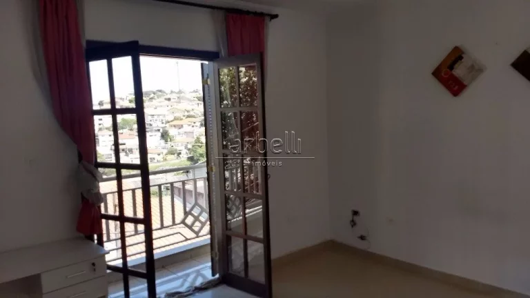 Imagem Sobrado com 200 metros quadrados aproximadamente, com três dormitórios, dois banheiros com aqueced...