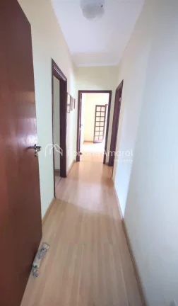 Imagem Localizada no coração do condomínio, em uma rua tranquila, esta casa térrea oferece conforto e p...
