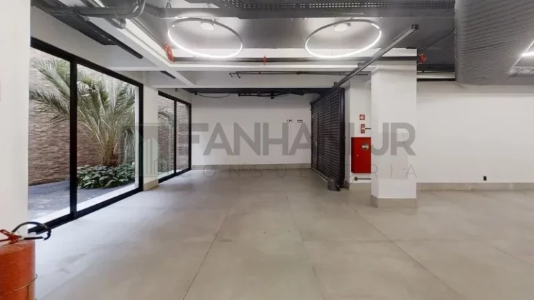 Imagem Casa Comercial para Locação em São Paulo-SP, Jardim Europa: 8 Salas, 8 Banheiros, 15 Vagas, 900m² de Área!