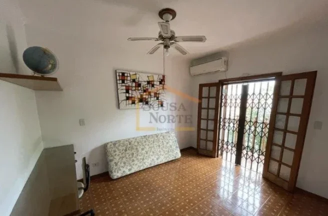 Imagem Sobrado amplo com 323 m² de área útil, localizado em rua tranquila e arborizada. O imóvel dispõ...