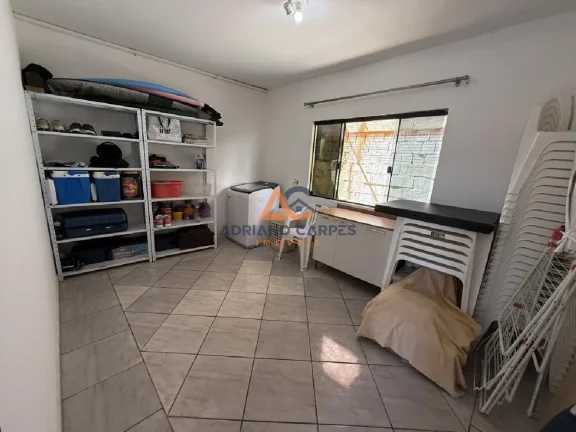 Imagem Ampla casa com 04 quartos sendo 02 suítes e área de lazer em Gravatá, Navegantes. Adriano Carpes Imóveis Vende
