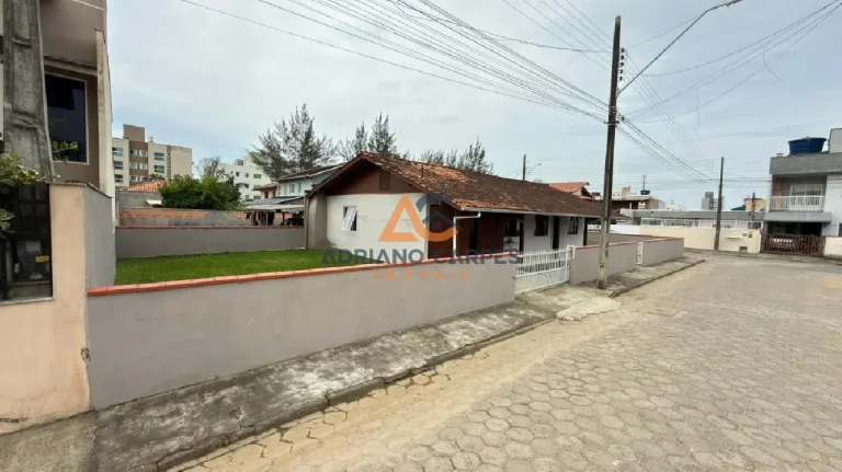 Imagem Casa com 3 dormitórios, Averbada, garagem para 2 carros e quintal gramado a 700m do mar, na Praia de Gravatá em Navegantes - Adriano Carpes imóveis vende