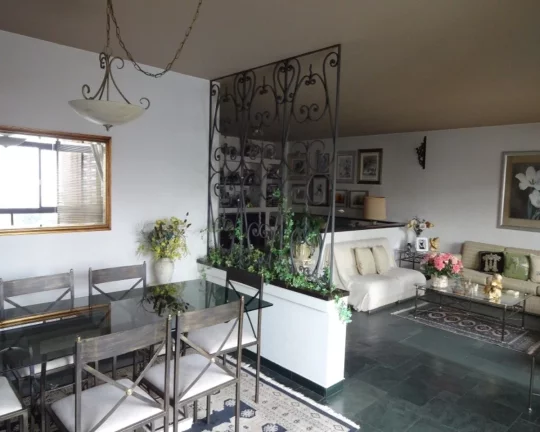 Imagem Apartamento bem distribuÃ­do com piso de madeira e armÃ¡rios, living para 03 ambientes, lavabo, ...
