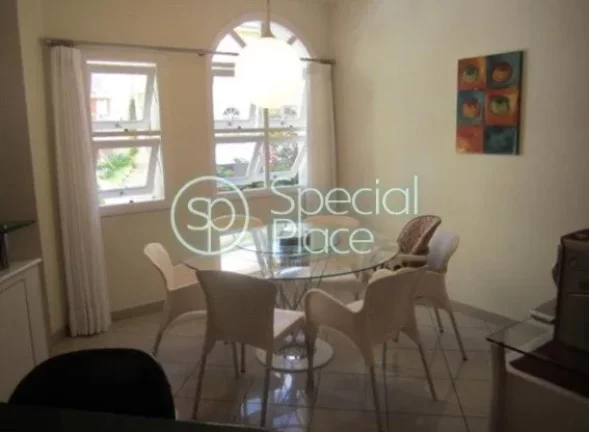 Imagem Casa em condomínio com 610m², reformadíssima, muito iluminada e clean. Amplo living para dois amb...