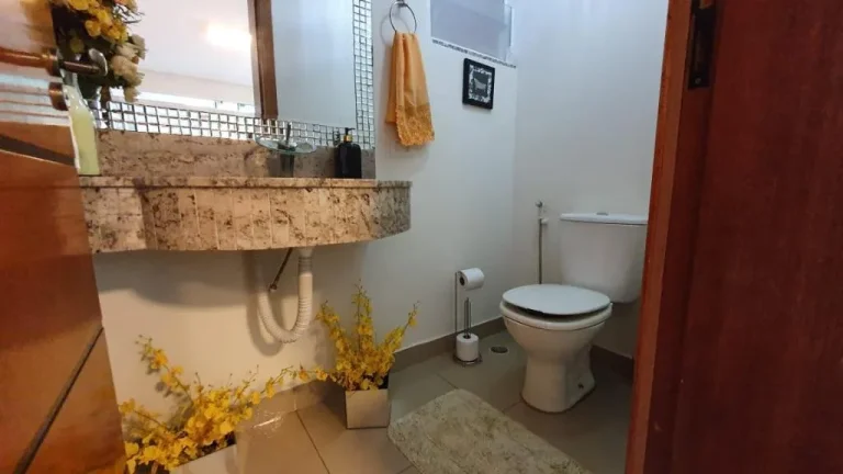 Imagem Sobrado em condomínio fechado com 404m² de terreno e 480m² de área útil contendo. No primeiro p...