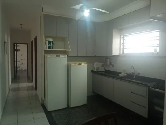 Imagem Casa, 3 dormitorios sendo 2 suites, sala e cozinha em espaço integrado, cozinha com movéis planejados, espaço gourmet com churrasqueira, 70 metros da praia. Orla da Praia com coclivia playground e monitoramento. Agende sua visita! WhatssApp (13) 99154-395