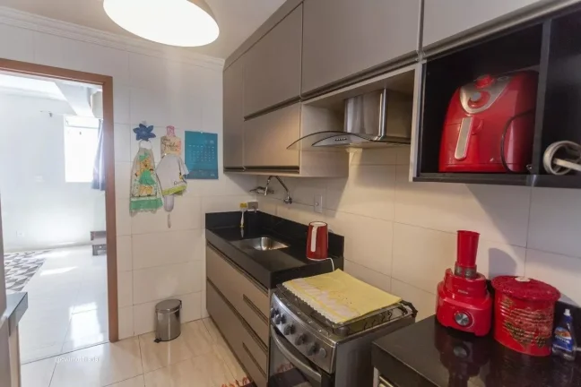 Imagem Localizado no bairro Fernão Dias, este apartamento oferece uma excelente oportunidade para quem bus...