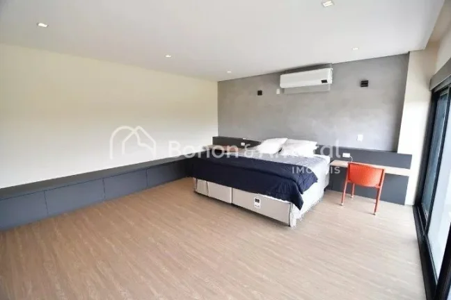 Imagem Esta elegante residência, construída há apenas 2 anos, está situada em um terreno de 450m² e po...