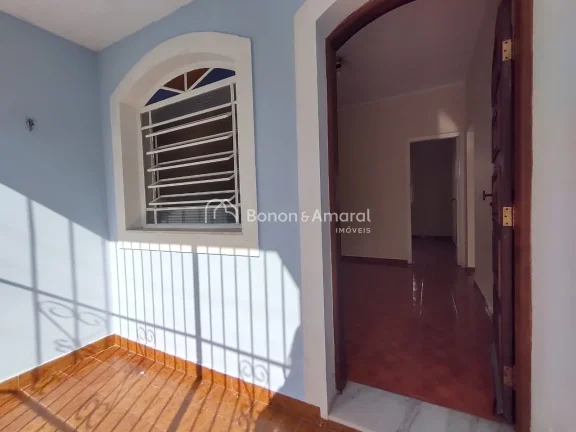 Imagem Casa da frente com 2 dormitórios com armários embutidos, banheiro social, sala com varanda integra...