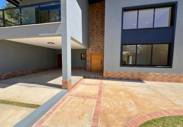 Imagem Refúgio Contemporâneo na Vila Siomara: Design, Terreno Plano e o Silêncio das Araucárias