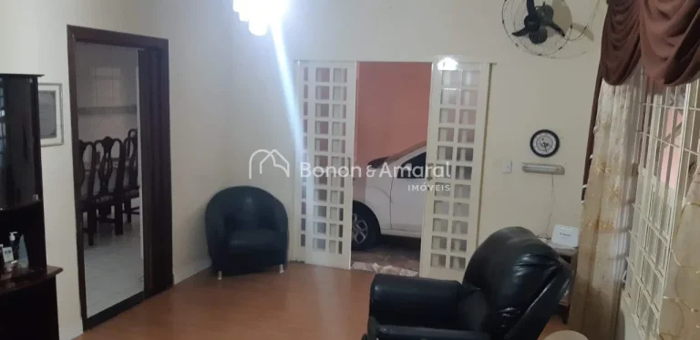 Imagem Sobrado com excelente estrutura e espaços bem distribuídos. No andar térreo, conta com uma sala a...