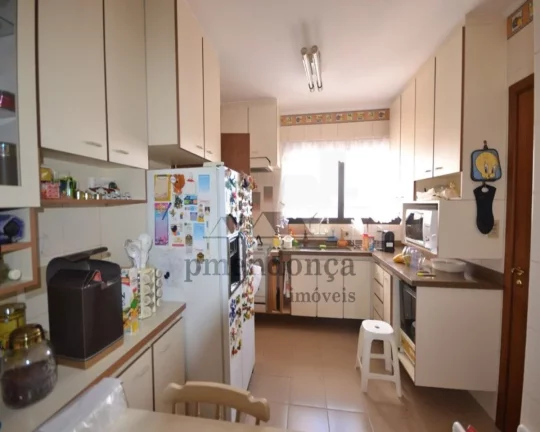 Imagem Apartamento com piso em madeira e armários, living para 03 ambientes, lavabo, 04 dormitórios sendo...