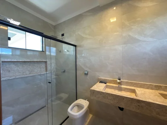 Imagem Casa Térrea de Alto Padrão – Fachada Imponente e Arquitetura Contemporânea
